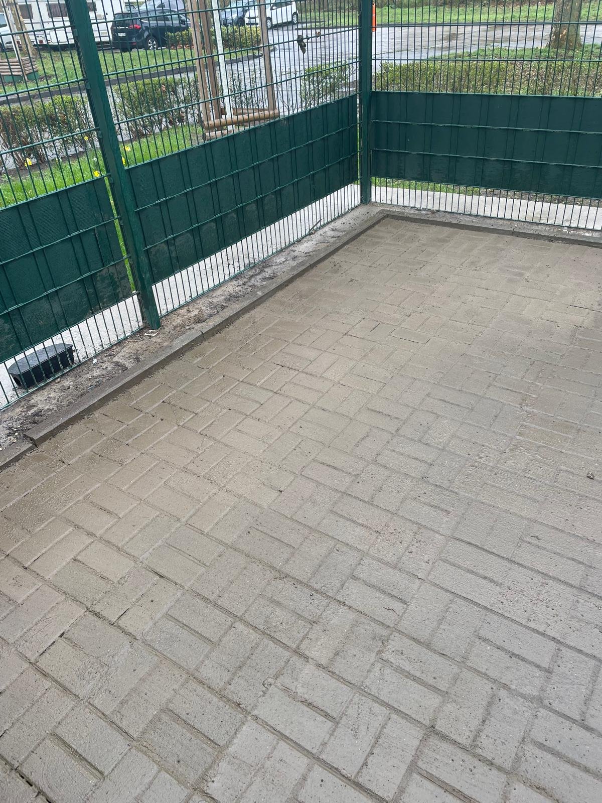 Pflasterarbeit — neu verlegter Pflasterweg mit sauberer Bordsteinkante in Berlin