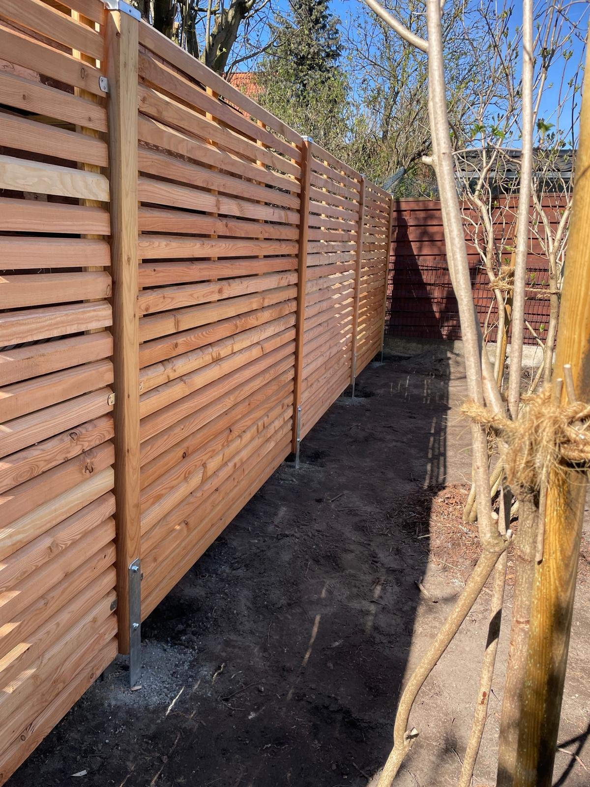 Holz-Sichtschutzzaun aus Lärche, von Gartenwerk Siewert in Berlin-Pankow gesetzt